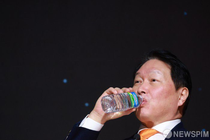 [서울=뉴스핌] 김학선 기자 = 최태원 대한상공회의소 회장이 5일 서울 중구 대한상의 국제회의장에서 열린 제4회 BOK-KCCI 세미나에서 이창용 한국은행 총재와 AI 관련 특별대담 도중 목을 축이고 있다. 2025.12.05 yooksa@newspim.com