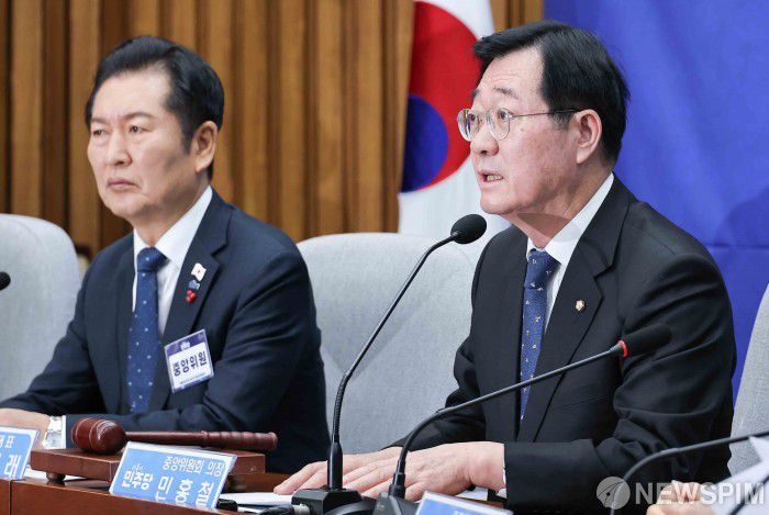 [서울=뉴스핌] 윤창빈 기자 = 민홍철 더불어민주당 중앙위원회 의장이 5일 서울 여의도 국회에서 열린 제3차 중앙위원회의에서 모두발언을 하고 있다. 2025.12.05 pangbin@newspim.com