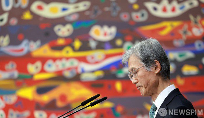 [서울=뉴스핌] 최지환 기자 = 조희대 대법원장이 5일 오후 서울 서초구 대법원에서 열린 전국법원장회의에서 생각에 잠겨 있다. 2025.12.05 choipix16@newspim.com