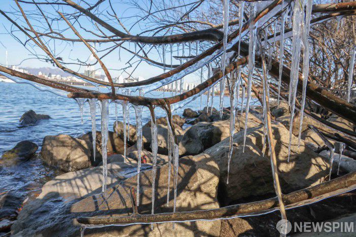 [서울=뉴스핌] 윤창빈 기자 = 연일 강추위가 지속되고 있는 5일 서울 여의도 한강변에 고드름이 얼어있다. 2025.12.05 pangbin@newspim.com