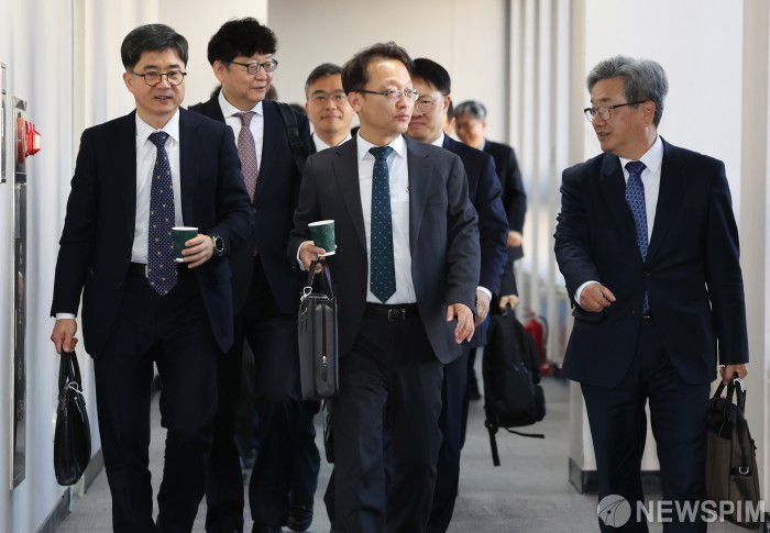 [서울=뉴스핌] 최지환 기자 = 5일 오후 서울 서초구 대법원에서 열린 전국법원장회의에 법원장들이 입장하고 있다. 2025.12.05 choipix16@newspim.com