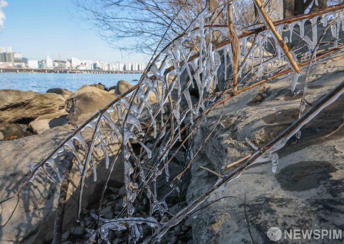 [서울=뉴스핌] 윤창빈 기자 = 연일 강추위가 지속되고 있는 5일 서울 여의도 한강변에 고드름이 얼어있다. 2025.12.05 pangbin@newspim.com