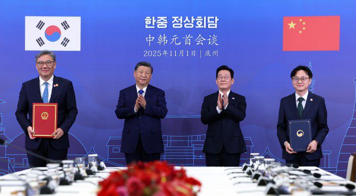 [서울=뉴스핌] 김정관 산업통상부 장관(왼쪽에서 네 번째)과 왕원타오 중국 상무부장(왼쪽에서 첫 번째)이 1일 오후 경북  경주시 국립경주박물관에서 이재명 대통령과 시진핑 중국 국가주석이 참석한 가운데 '서비스 무역 교류 협력 강화' 양해각서를 체결하고 있다. [사진=APEC 2025 KOREA & 연합뉴스] 2025.11.01 photo@newspim.com