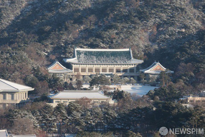 [서울=뉴스핌] 이길동 기자 =5일 오전 서울 종로구 청와대가 어젯밤 내린  눈으로 덮여 있다. 2025.12.05 gdlee@newspim.com