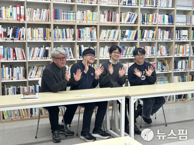 [서울=뉴스핌] 황혜영 인턴기자 = (사진 왼쪽부터) 최재일 교장, 왕전건 군(2026학년도 수능 만점자, 고무성 교사, 서장협(2025학년도 수능 만점자) 2025.12.05 hyeng0@newspim.com