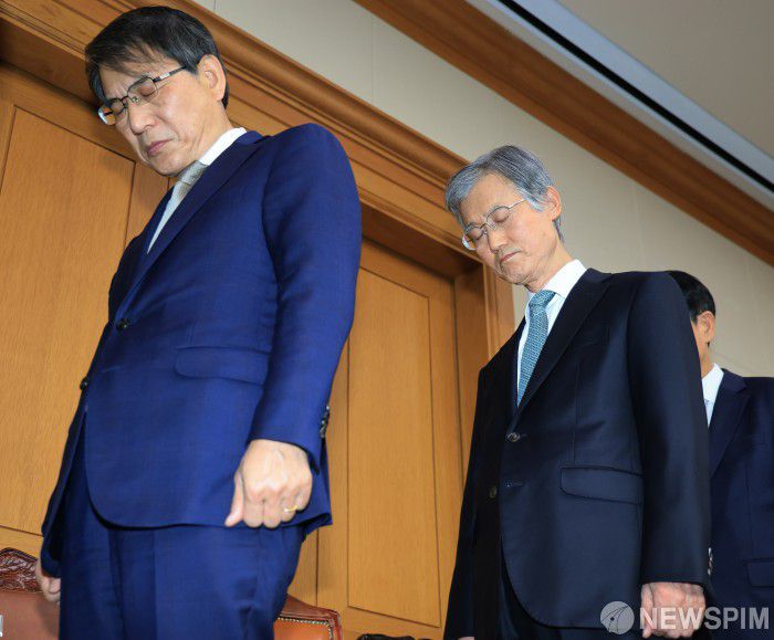 [서울=뉴스핌] 최지환 기자 = 조희대 대법원장, 노태악 중앙선거관리위원장이 5일 오후 서울 서초구 대법원에서 열린 전국법원장회의에서 묵념하고 있다. 2025.12.05 choipix16@newspim.com