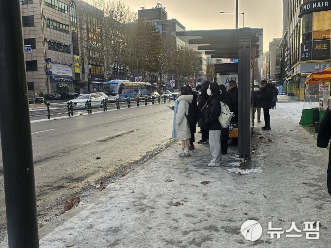 전날 많은 눈이 내린 5일 서울의 출근길. 7호선 내방역 근처에서 시민들이 버스를 기다리고 있다. [사진= 조준경 기자]
