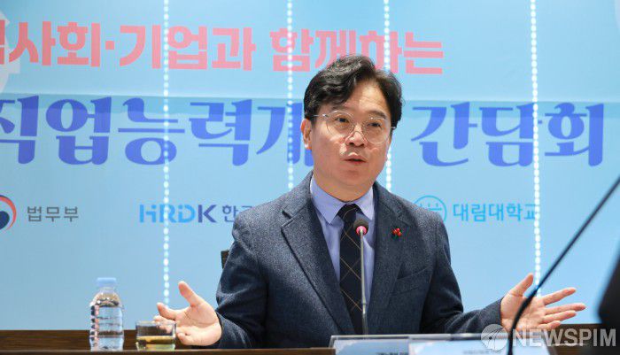 [서울=뉴스핌] 김영훈 고용노동부 장관이 5일 경기 안양시 소재 대림대학교에서 열린 ‘외국인 직업능력개발 지원방안 간담회’에서 발언을 하고 있다. [사진=고용노동부] 2025.12.05 photo@newspim.com