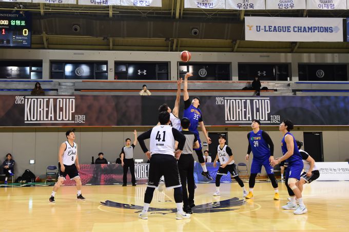 [서울=뉴스핌] 동호인 농구팀 업템포와 아울스의 '2025 코리아 컵 최강전' 경기 장면. [사진 = 문화체육관광부] 2025.12.05 wcn05002@newspim.com
