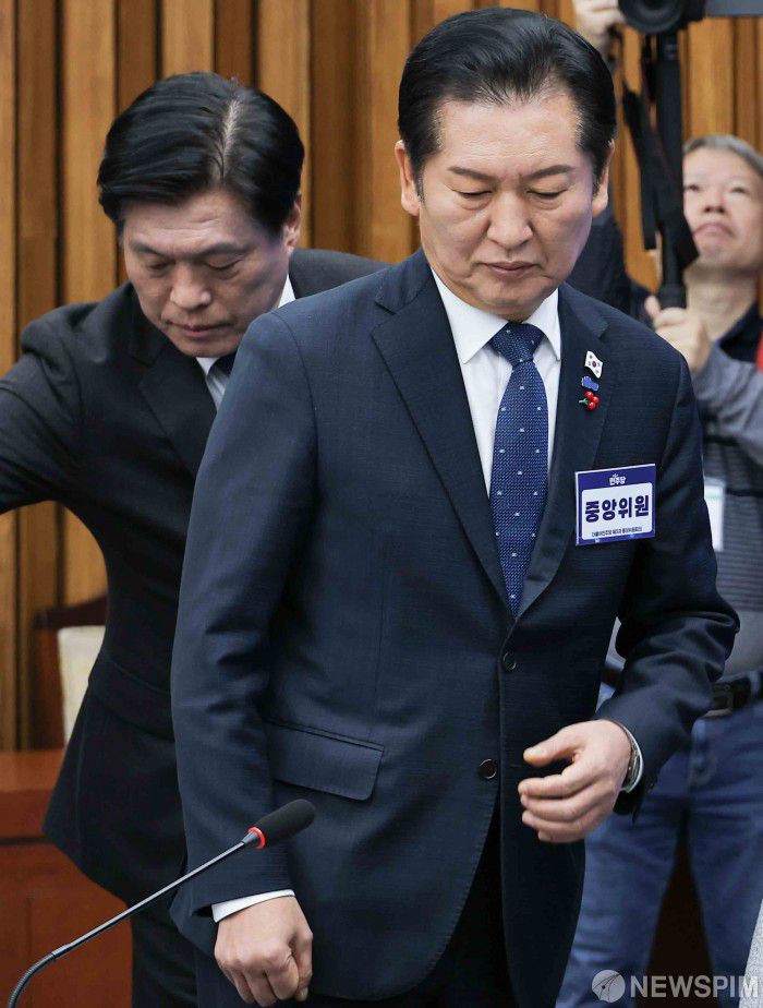 [서울=뉴스핌] 윤창빈 기자 = 정청래 더불어민주당 대표가 5일 서울 여의도 국회에서 열린 제3차 중앙위원회의에 참석하고 있다. 2025.12.05 pangbin@newspim.com