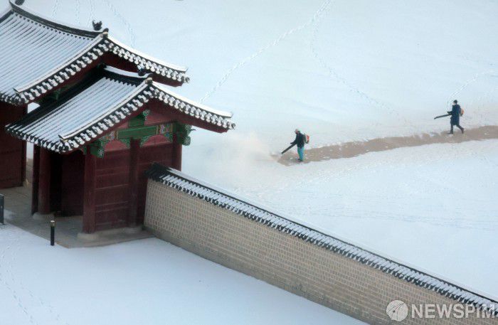 [서울=뉴스핌] 이길동 기자 =5일 오전 서울 종로구 경복궁에서 관계자들이  어젯밤 내린 눈을 치우고 있다.2025.12.05 gdlee@newspim.com