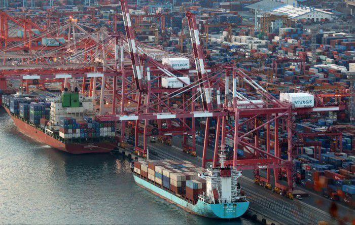 부산항 일대에 수출입 컨테이너가 쌓여 있는 모습 [사진=뉴스핌 DB]