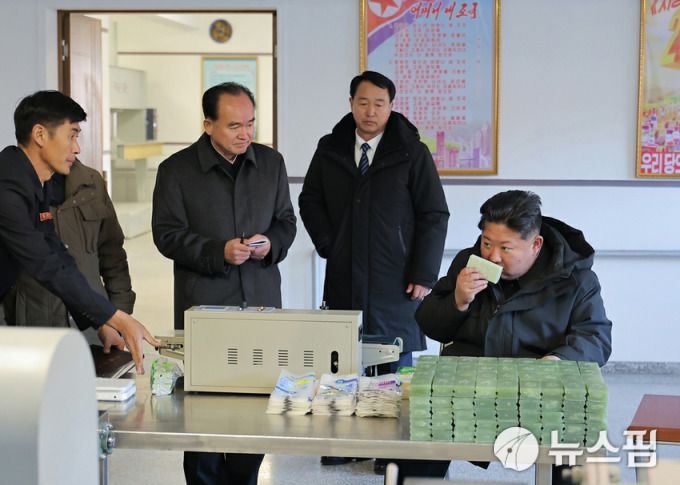 [서울=뉴스핌] 이영종 통일전문기자 = 김정은 북한 국무위원장이 3일 평남 북창군과 운산‧신양군의 지방공업 공장을 방문했다고 노동신문이 4일 전했다. 사진은 김정은이 세탁비누의 향을 맡아보는 모습. [사진=노동신문] 2025.12.05 yjlee@newspim.com