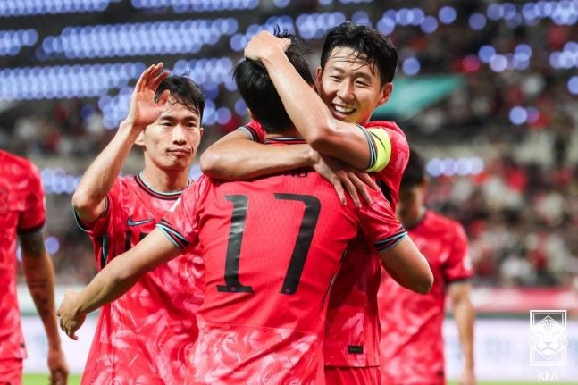 남자 축구대표팀 선수들이 10월 14일 파라과이와 친선경기에서 득점 후 기뻐하고 있다. [사진=대한축구협회]