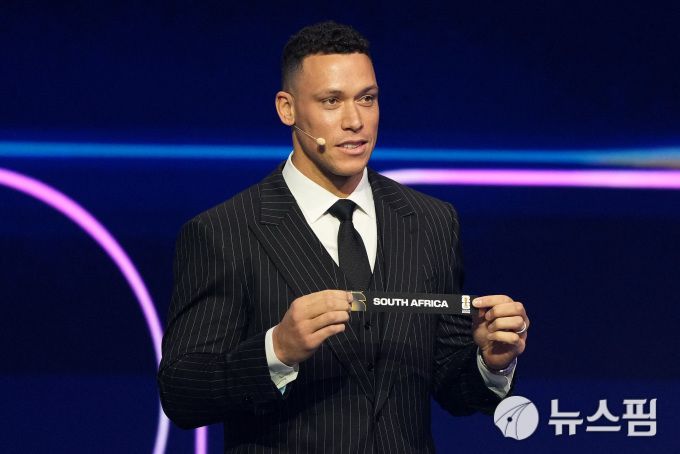 [워싱턴 로이터=뉴스핌] 장환수 스포츠전문기자= 야구스타 애런 저지가 6일 월드컵 조 추첨식에서 남아프리카공화국을 뽑고 있다. 2025.12.06 zangpabo@newspim.com