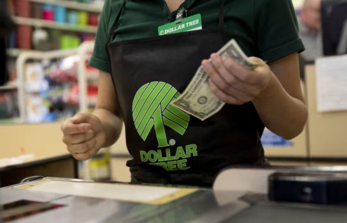 1달러를 들고 있는 달러트리 계산원 [사진 = 블룸버그]