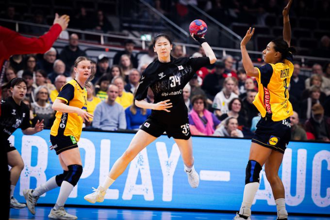 [서울=뉴스핌] 장환수 스포츠전문기자= 정지인이 6일 스웨덴과 결선리그에서 슛을 시도하고 있다. [사진=IHF] 2025.12.06 zangpabo@newspim.com