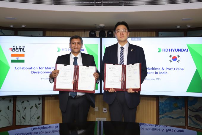 HD현대가 인도 국방부 산하 국영기업 'BEML' 社와 '크레인 사업협력 확대를 위한 업무협약'을 체결했다(왼쪽부터 샨타누 로이(Shantanu Roy) BEML 회장, 최한내 HD한국조선해양 기획부문장). [사진=HD현대]