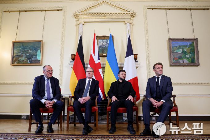 [런던 로이터=뉴스핌] 장일현 특파원 = 프리드리히 메르츠 독일 총리와 키어 스타머 영국 총리, 볼로디미르 젤렌스키 우크라이나 대통령, 에마뉘엘 마크롱 프랑스 대통령(왼쪽부터)이 8일(현지 시간) 영국 런던 다우닝가 10번지 영국 총리실에 모였다. 2025.12.08. ihjang67@newspim.com