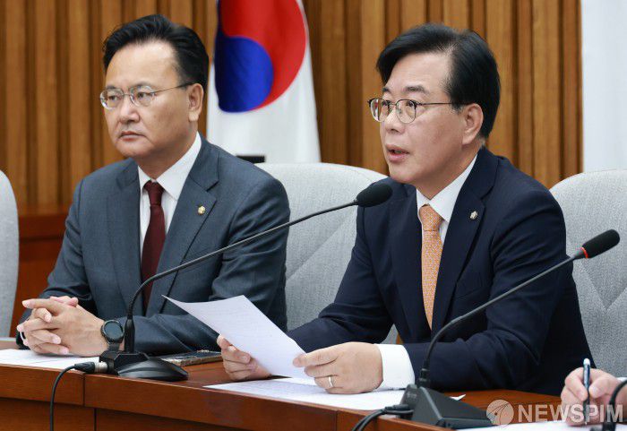 [서울=뉴스핌] 김학선 기자 = 송언석 국민의힘 원내대표가 9일 서울 여의도 국회에서 열린 원내대책회의를 주재하며 발언하고 있다. 2025.12.09 yooksa@newspim.com