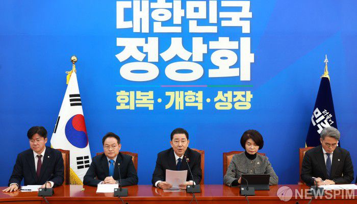 [서울=뉴스핌] 김학선 기자 = 김병기 더불어민주당 원내대표가 9일 서울 여의도 국회에서 열린 원내대책회의를 주재하며 발언하고 있다. 2025.12.09 yooksa@newspim.com