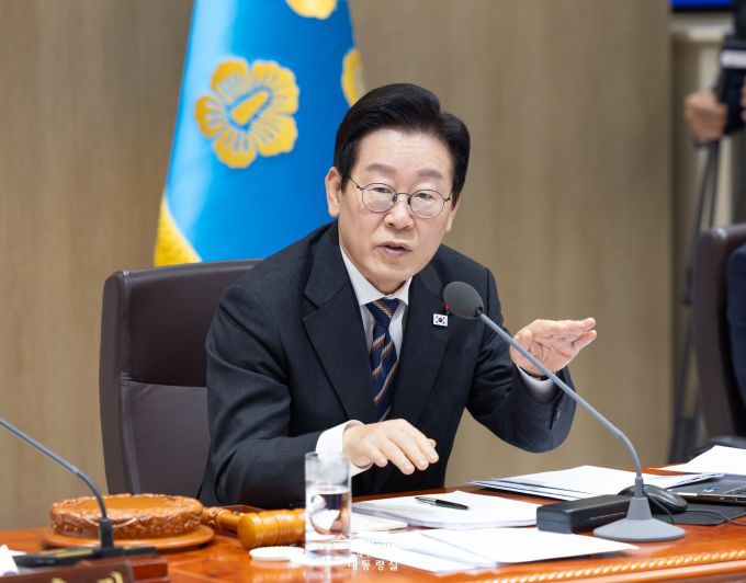 이재명 대통령이 9일 용산 대통령실에서 열린 국무회의를 주재하면서 불합리한 임금 제도 개선에 대해 언급하고 있다. [사진=대통령실]