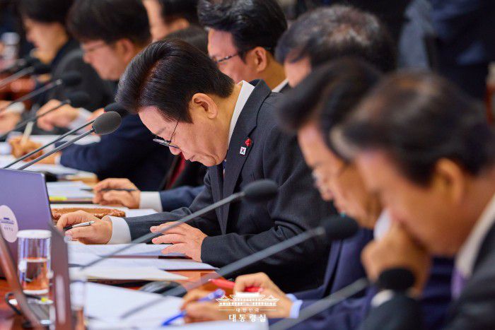 [서울=뉴스핌] 이재명 대통령이 9일 서울 용산구 대통령실에서 열린 제53회 국무회의에서 자료를 확인하고 있다. [사진=대통령실] 2025.12.09 photo@newspim.com
