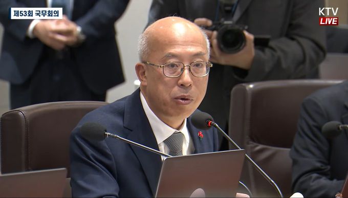 조원철 법제처장이 9일 용산 대통령실에서 열린 국무회의에서 종교단체 해산과 관련해 이재명 대통령의 질문에 답변하고 있다. [사진=KTV]