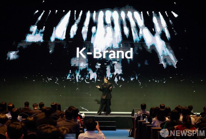 [서울=뉴스핌] 류기찬 기자 = 조현민 한진 사장이 9일 오후 서울 용산구 서울드래곤시티 그랜드볼룸에서 열린 '한진 언박싱데이 2025(Unboxing Day 2025)'에서 주제발표를 하고 있다. 2025.12.09 ryuchan0925@newspim.com