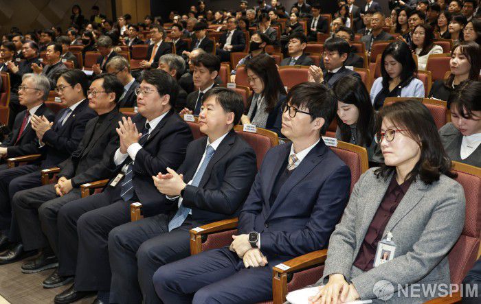 [서울=뉴스핌] 양윤모 기자 = 대법원 법원행정처가 9일 서울 서초구 서울법원종합청사 청심홀에서 '국민을 위한 사법제도 개편 공청회'를 개최했다.  최근 국회에서 사법개혁 논의가 활발하게 진행되고 있는 가운데, 사법부가 공론의 장을 마련해 주권자인 국민의 입장에서 필요하고 바람직한 사법제도 개편 방향에 대해 법조계, 학계, 언론계 및 시민사회단체 등 다양한 분야 전문가들의 의견을 청취하고자 11일까지 진행한다. 2025.12.09 yym58@newspim.com