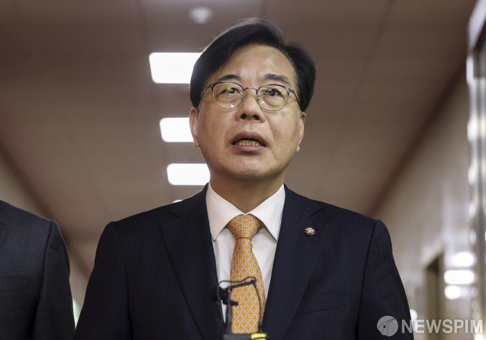 [서울=뉴스핌] 정일구 기자 = 송언석 국민의힘 원내대표가 9일 서울 여의도 국회 의장실 앞에서 국회의장 및 여야 원내대표 회동에 앞서 입장을 발표하고 있다. 2025.12.09 mironj19@newspim.com