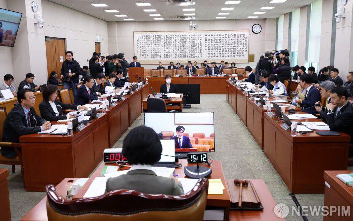[서울=뉴스핌] 정일구 기자 = 오동운 고위공직자범죄수사처장이 24일 오후 서울 여의도 국회 법제사법위원회에서 열린 고위공직자범죄수사처(공수처)에 대한 국정감사에서 업무보고를 하고 있다. 2025.10.24 mironj19@newspim.com