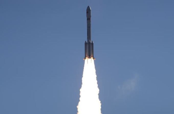 [사진 신화사 = 뉴스핌 특약] 2025년 10월 17일 중국 타이위안(太原) 위성발사센터에서 창정(長征) 6호 개량형 운반로켓을 사용해 첸판(千帆) 극궤도 18조 위성을 성공적으로 발사했다.