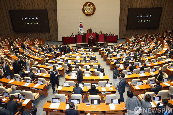 [서울=뉴스핌] 김학선 기자 = 나경원 국민의힘 의원이 9일 서울 여의도 국회에서 열린 제429회국회(정기회) 제16차 본회의에서 가맹사업거래의 공정화에 관한 법률 일부개정법률안에 대한 무제한 토론(필리버스터)을 시작하며 손팻말을 들고 있다. 2025.12.09 yooksa@newspim.com