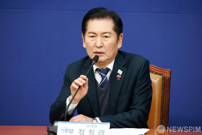 [서울=뉴스핌] 김학선 기자 = 12·3 비상계엄 사태 1년을 맞은 3일 서울 여의도 국회에서 열린 '더불어민주당 12·3 내란 저지 1년 시민사회 대표단 간담회'에서 정청래 대표가 발언하고 있다. 2025.12.03 yooksa@newspim.com