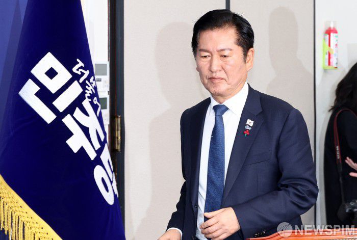 [서울=뉴스핌] 정일구 기자 = 정청래 더불어민주당 대표가 8일 오전 서울 여의도 국회에서 열린 최고위원회의에 참석하고 있다. 2025.12.08 mironj19@newspim.com