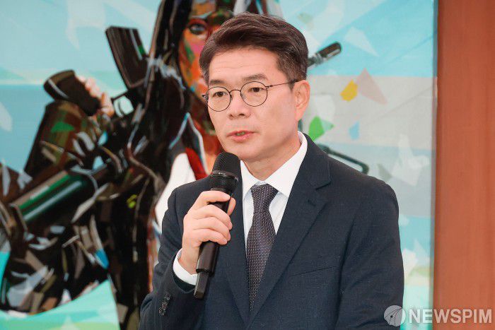 [서울=뉴스핌] 류기찬 기자 = 정원오 성동구청장이 10일 오후 서울 성동구 펍지 성수에서 열린 기자간담회에서 인사말을 하고 있다. 2025.12.10 ryuchan0925@newspim.com