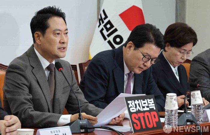 [서울=뉴스핌] 윤창빈 기자 = 장동혁 국민의힘 대표가 11일 서울 여의도 국회에서 열린최고위원회의에서 모두발언을 하고 있다. 2025.12.11 pangbin@newspim.com