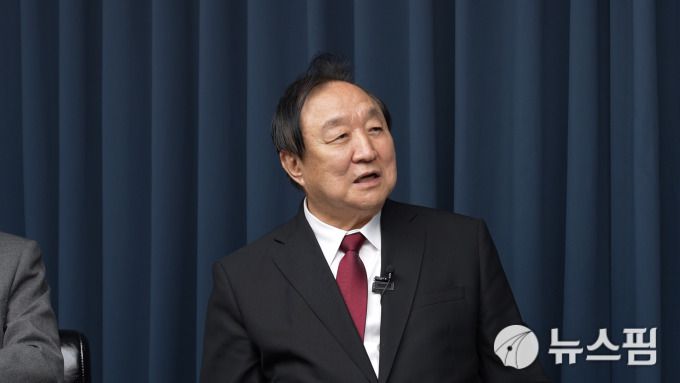 [서울=뉴스핌] 한태희 기자 = 정대철 헌정회장이 뉴스핌TV 스튜디오에서 '국가 리스크된 정치 양극화, 어떻게 풀 것인가'를 주제로 대담하고 있다. [사진=뉴스핌] 2025.12.10 ace@newspim.com