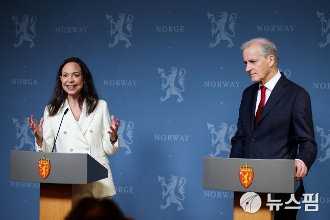 [오슬로 로이터=뉴스핌] 장일현 특파원 = 노벨평화상 수상자인 베네수엘라 야권 지도자 마리아 코리나 마차도가 11일(현지 시간) 노르웨이 오슬로에서 요나스 가르 스퇴레 노르웨이 총리와 함께 기자회견을 하고 있다. 2025.12.11. ihjang67@newspim.com