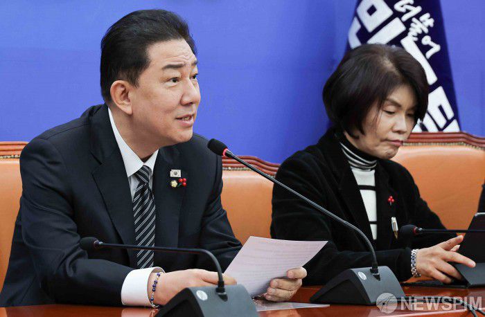[서울=뉴스핌] 윤창빈 기자 = 김병기 더불어민주당 원내대표가 11일 서울 여의도 국회에서 열린 정책조정회의에서 모두발언을 하고 있다. 2025.12.11 pangbin@newspim.com