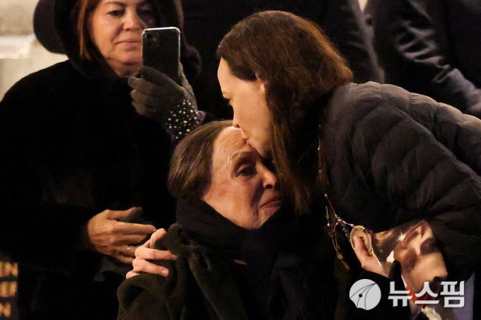[오슬로 로이터=뉴스핌] 장일현 특파원 = 올해 노벨평화상 수상자인 마리아 코리나 마차도가 11일(현지 시간) 노르웨이 오슬로에 도착해 숙소인 그랜드 호텔 앞에서 어머니 코리나 파리스카 데 마차도를 만나 이마에 키스하고 있다. 어머니는 베네수엘라 당국의 탄압을 피해 작년에 미국으로 간 것으로 알려졌다. 2025.12.11. ihjang67@newspim.com