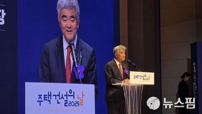 [서울=뉴스핌] 송현도 기자 = 11일 서울 강남구 건설회관에서 열린 '2025 주택건설의 날' 행사에서 정원주 대한주택건설협회장이 기념사를 하고 있다. 2025.12.11 dosong@newspim.com