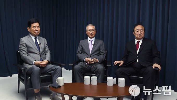 [서울=뉴스핌] 한태희 기자 = 정대철 헌정회장(왼쪽 세번째), 김진표 전 국회의장(왼쪽 첫번째), 김형오 전 국회의장(가운데)이 뉴스핌TV 스튜디오에서 '국가 리스크된 정치 양극화, 어떻게 풀 것인가'를 주제로 대담하고 있다. [사진=뉴스핌] 2025.12.10 ace@newspim.com