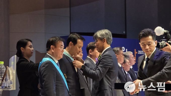 [서울=뉴스핌] 송현도 기자 = 김이탁 국토교통부 1차관이 수상자들에게 상장을 수여하고 있다. 2025.12.11 dosong@newspim.com