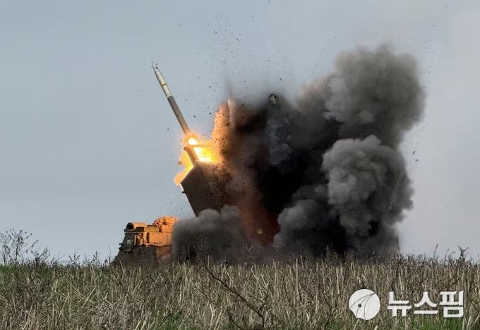 [도네츠크 로이터=뉴스핌] 장일현 특파원 = 지난 9일(현지 시간) 우크라이나 전쟁 최대 격전지인 동부 돈바스 지역의 도네츠크주(州) 포크로우스크 인근에서 우크라이나군이 러시아 진영을 향해 다연장로켓시스템(MLRS)을 발사하고 있다. 2025.12.11