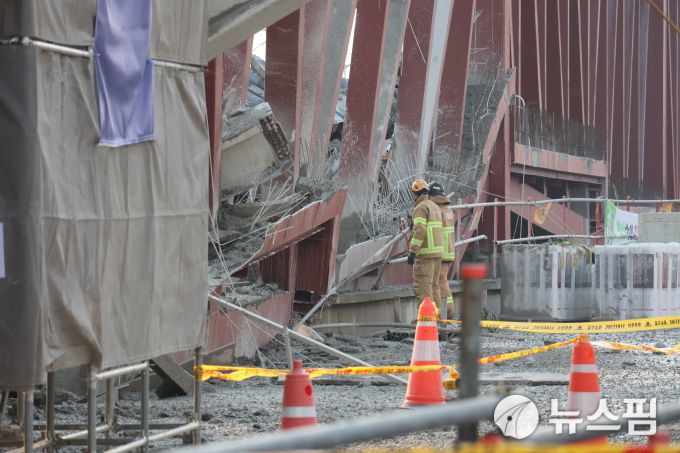 [광주=뉴스핌] 박진형 기자 = 11일 광주 서구 치평동 광주대표도서관 신축 공사장에서 철제 구조물이 붕괴돼 소방대원들이 매몰자 구조 작업을 벌이고 있다. 2025.12.11 bless4ya@newspim.com