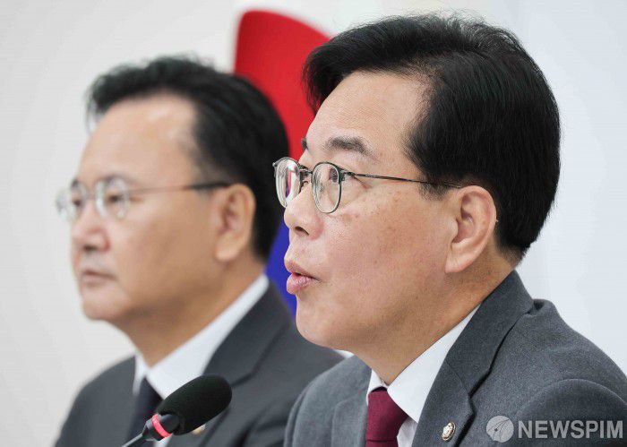 [서울=뉴스핌] 윤창빈 기자 = 송언석 국민의힘 원내대표가 12일 서울 여의도 국회에서 현안 관련 기자간담회를 하고 있다. 2025.12.12 pangbin@newspim.com