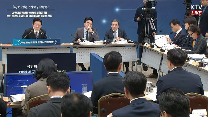 이재명 대통령이 12일 정부세종청사에서 과학기술정보통신부 부처 업무보고를 받고 있다. 오른쪽으로 강훈식 비서실장과 김용범 정책실장이 자리하고 있다. [사진=KTV]