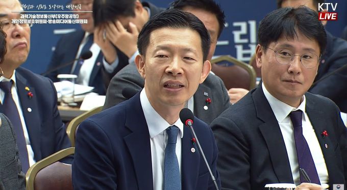 노경원 우주항공청 차장이 12일 과학기술정보통신부와 우주항공청 업무보고 자리에서 이재명 대통령에게 현장 방문을 요청하고 있다. [사진=KTV]